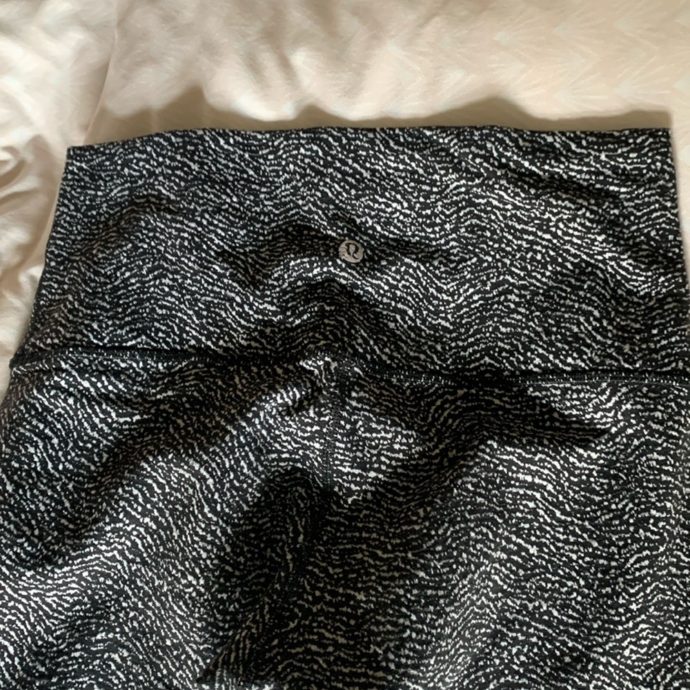 Lululemon Wunder Under Cropped and Textured Legging